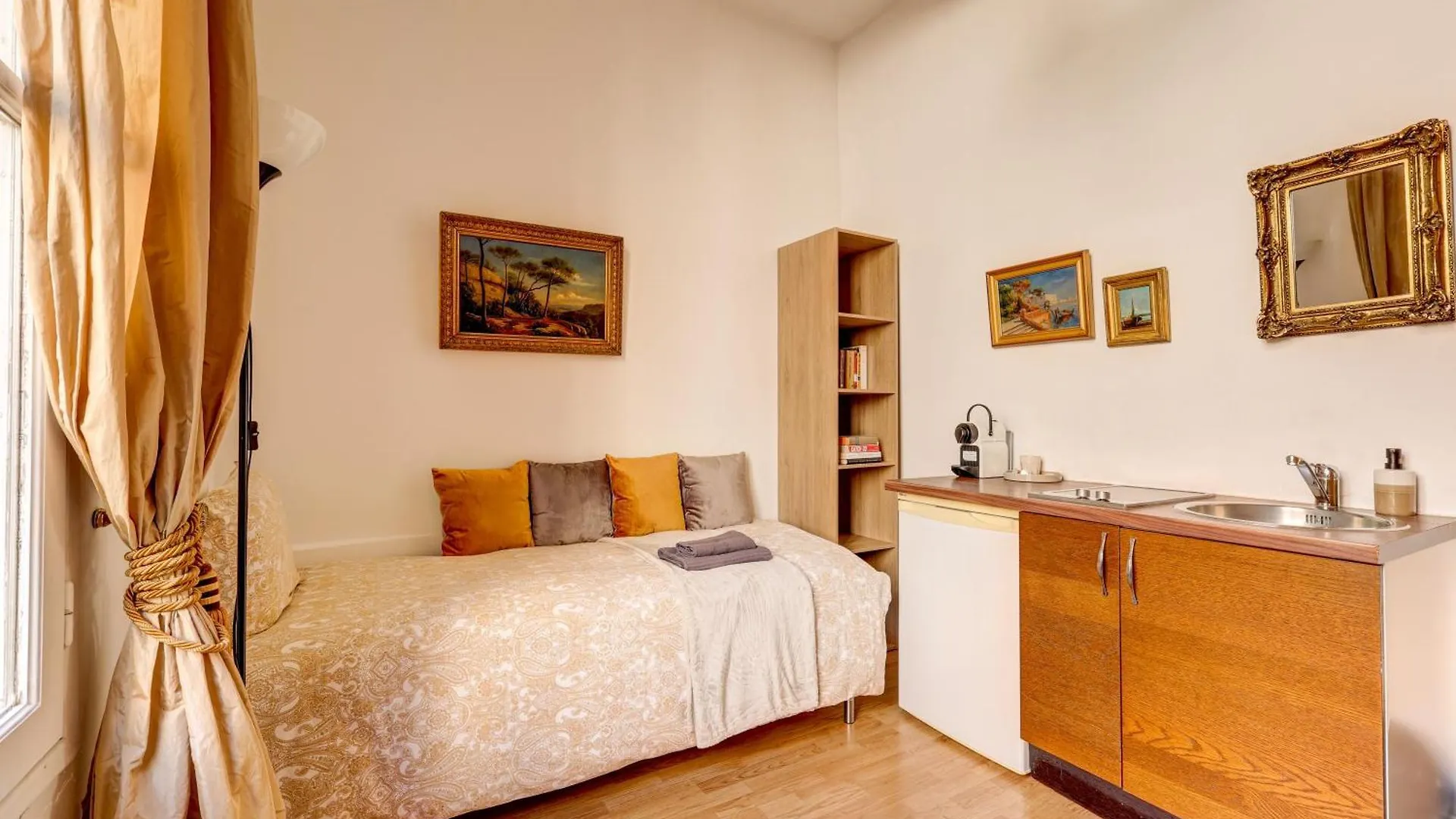 Small Luxurious Room In The Heart Of Saint Germain Paris France