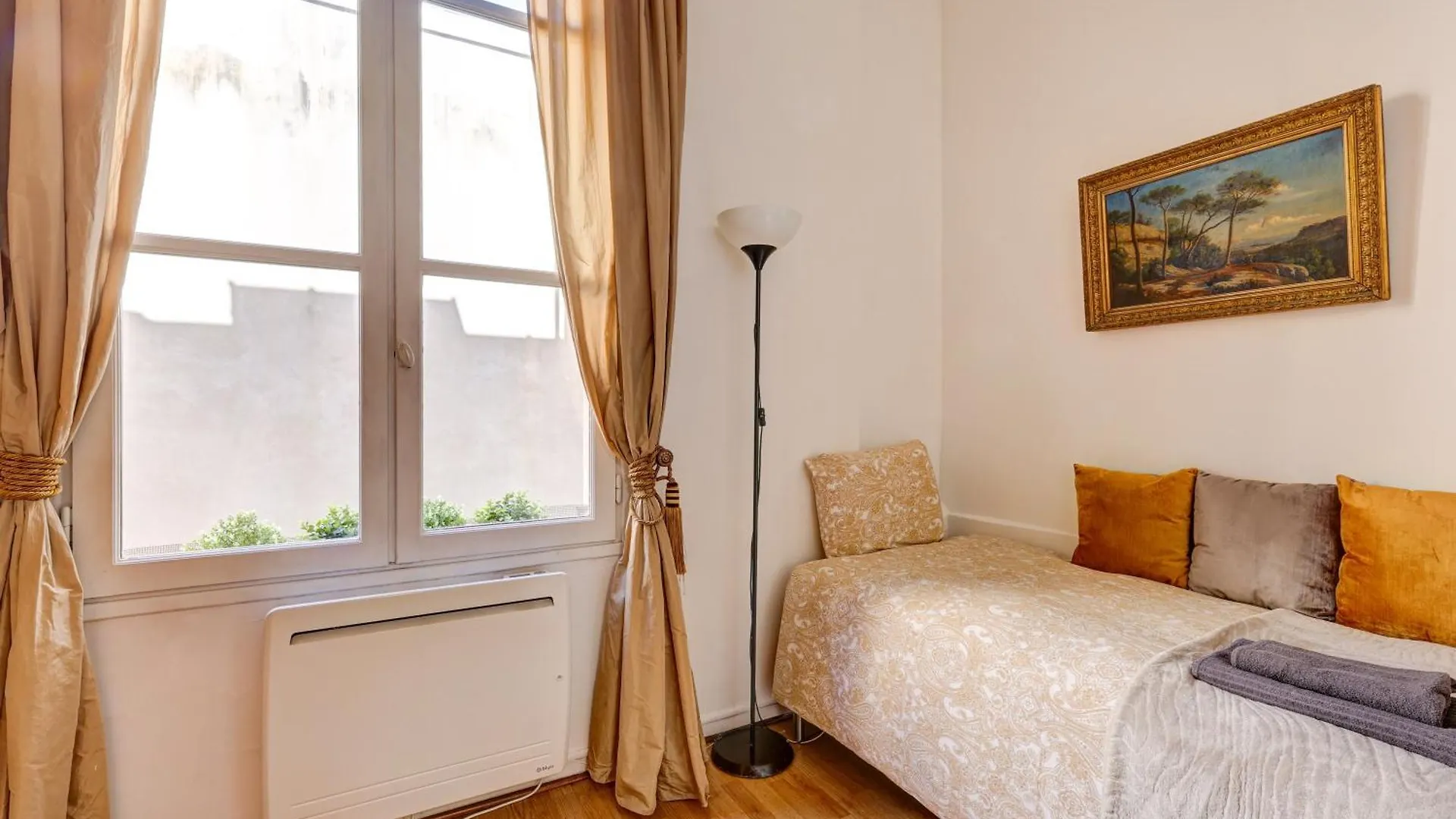 Small Luxurious Room In The Heart Of Saint Germain パリ 0*,  フランス