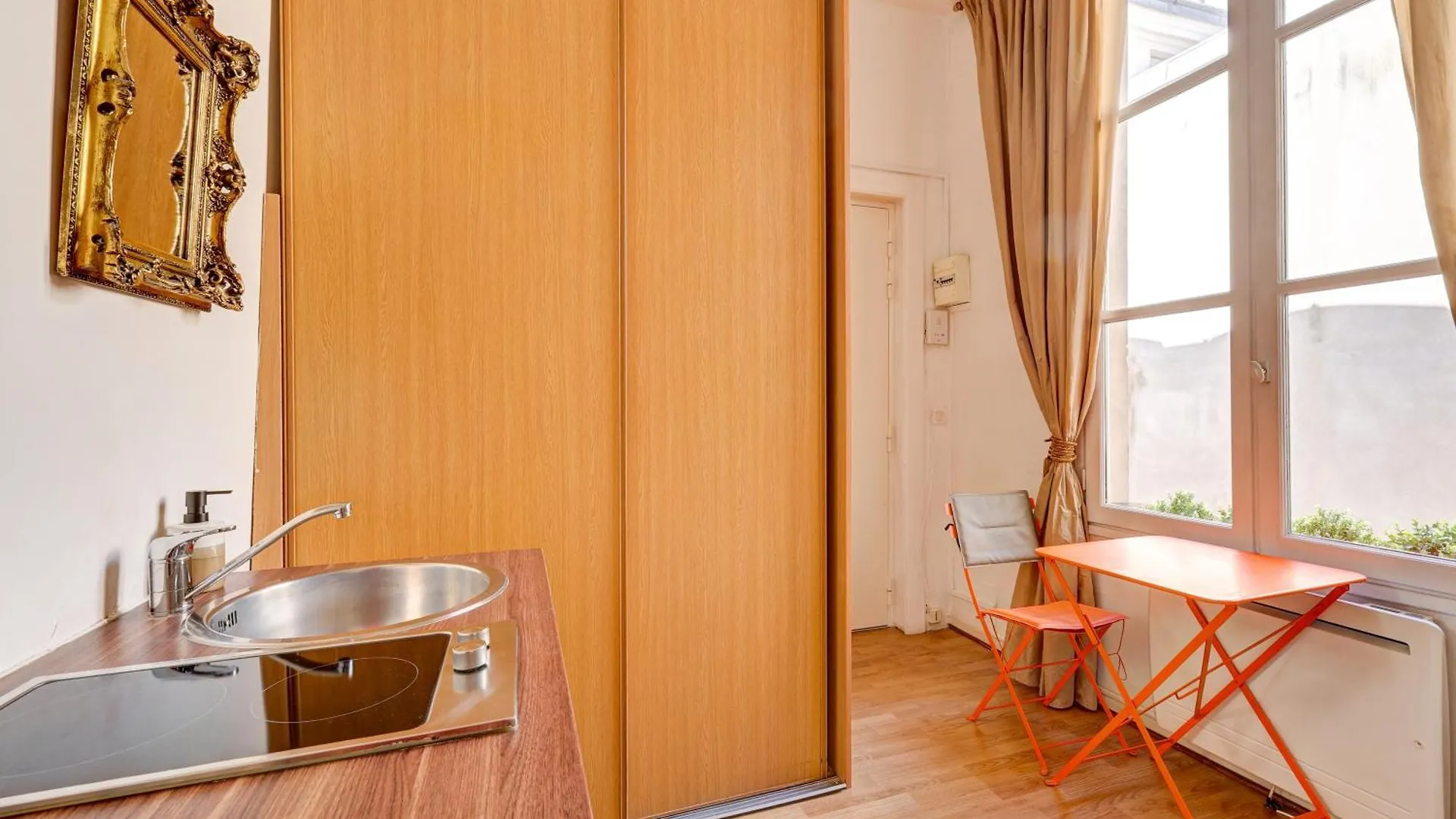 Small Luxurious Room In The Heart Of Saint Germain Parijs Appartement